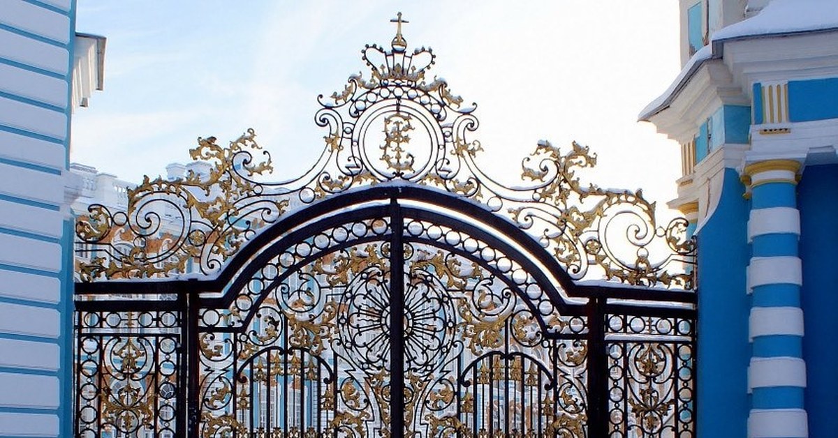 Золотая ворота сайт. Кованые ворота классицизм 19 век СПБ. Ворота ограды Софийского собора. Кованые ворота дворец Англия 16 век. Кованые ворота перегулов.