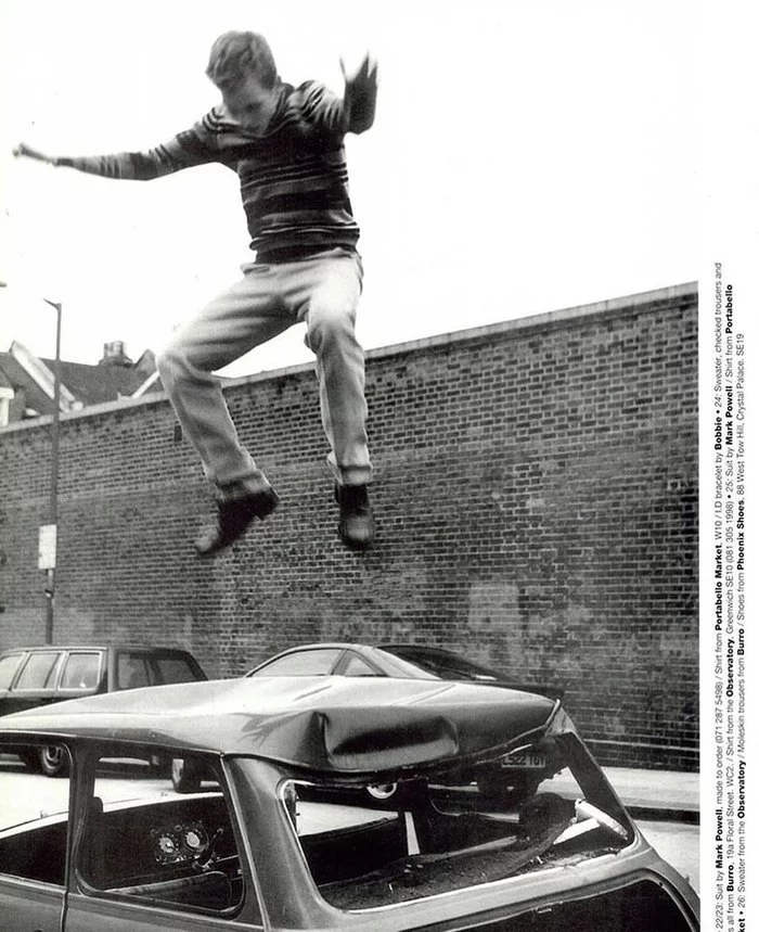 Auto straightening - Black and white photo, Vandalism, Men, Auto, Bounce, Roof of the car, Hooliganism