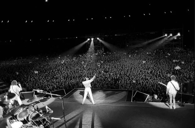 THE FIRST STADIUM ROCK CONCERT BEHIND THE IRON CURTAIN - Queen, Rock concert, Budapest, Iron curtain, Video, Longpost