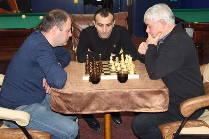 Смотришь такой под диван, а там армяне в нарды играют