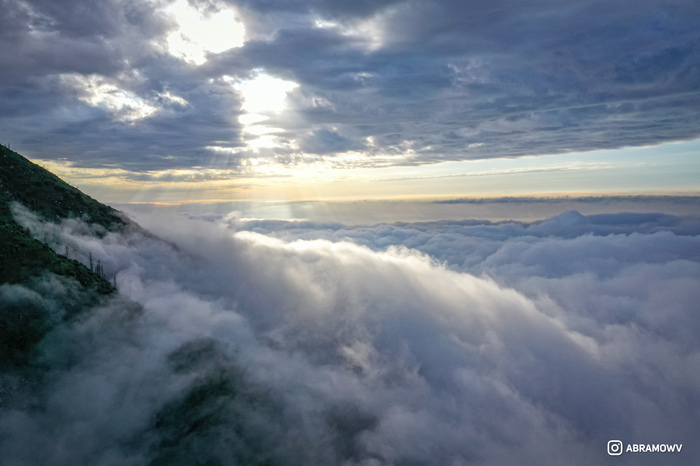 Полет в облаках среди Алматинских гор после дождя