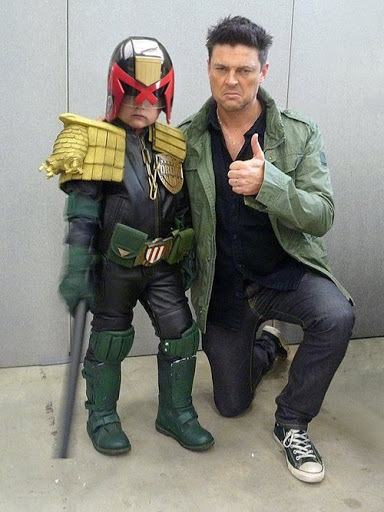 Judge Dredd with a growing fighter - Karl Urban, Judge Dredd, Fans, Cosplay