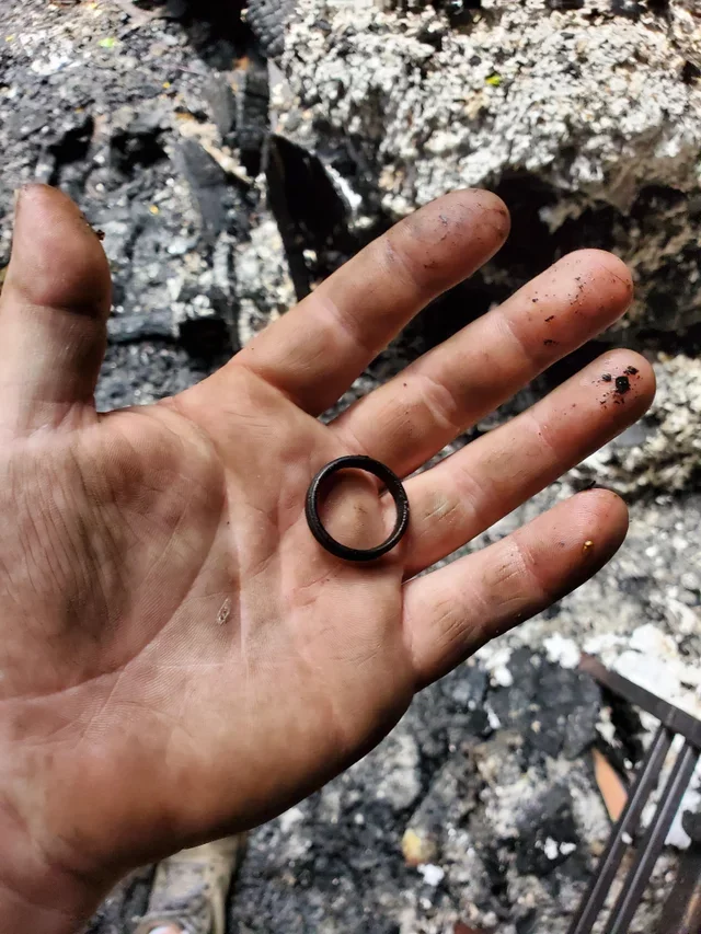 Found my wedding ring right after my house burned down. - Reddit, Translation, Wedding ring