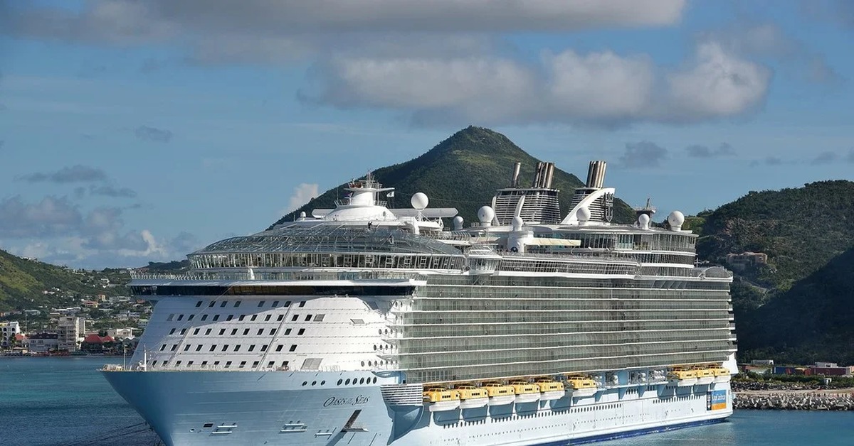 Корабли большое фото. Оазис морей круизный лайнер. Корабль Odyssey of the Seas. Роял Карибиан Оазис лайнер. Самый большой круизный лайнер в мире.