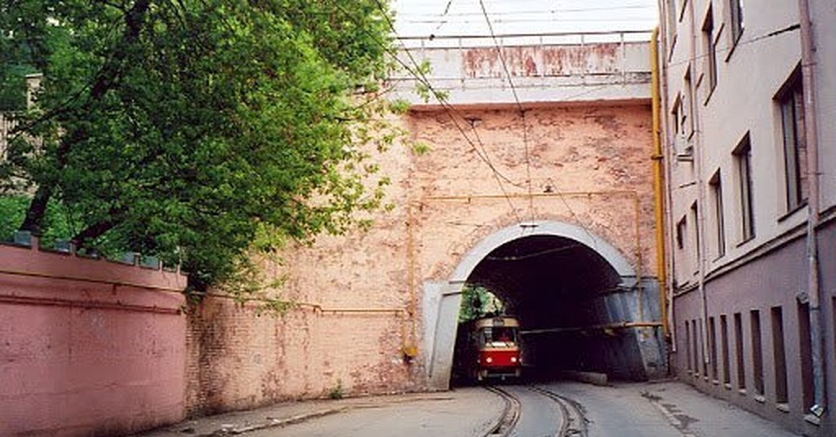 Арка проезд. Артплей трамвайный тоннель. Трамвайный тоннель в Сыромятническом проезде. Сыромятнический тоннель Москва. Тоннель Сыромятнический проезд.