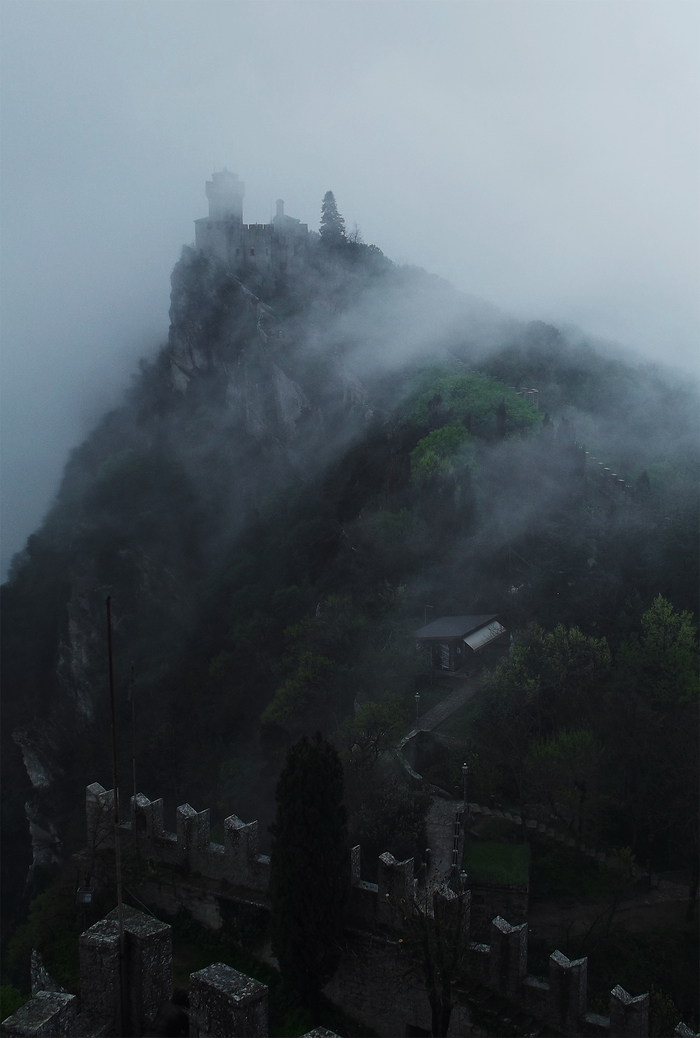 Сан-Марино в тумане