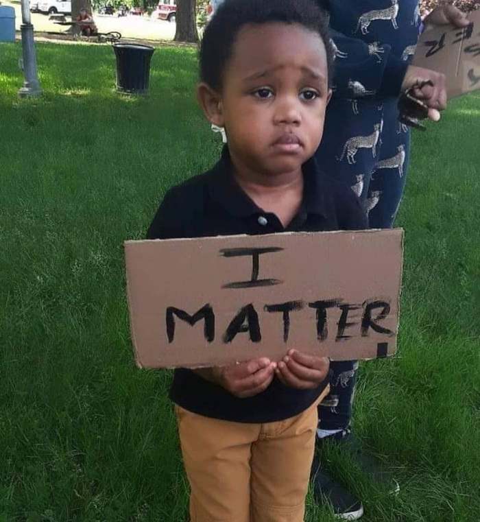 At a protest in Atlanta, a boy holds up a piece of cardboard that says I Matter! - Death of George Floyd, Protest, Atlanta, USA, Black people, Children, Black lives matter, Reddit