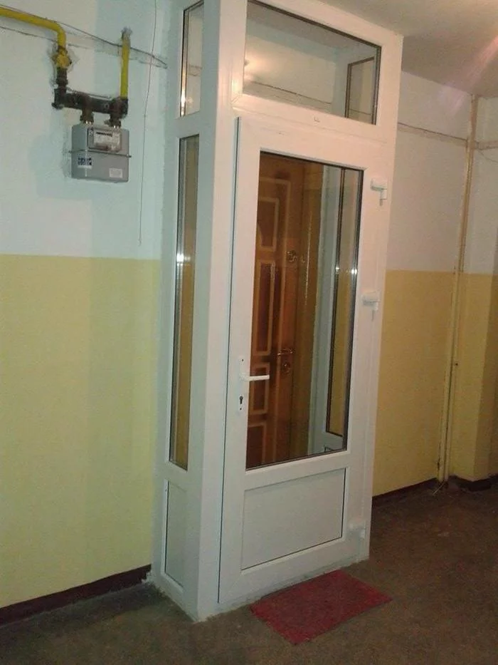 Romanian created a buffer zone in front of his front door - Layout, Door, Romania, entrance