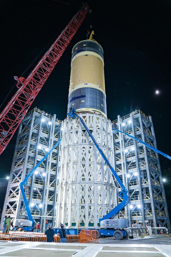 Engineers subjected to maximum stress prototype SLS rocket oxygen tank - Sls, NASA, Artemis, Space, Boeing, Testing, Boeing, Artemis (space program)