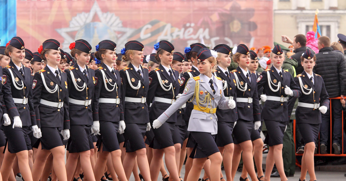 Можно форму. Девушки на параде. Женщины на параде Победы. Российские девушки на параде. Девушки маршируют на параде.