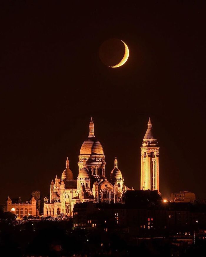 Месяц над Сакре - Кёр ( La Basilique du Sacre Coeur de Montmartre) - Франция, Сакре-Кер, Париж, Ночь, Монмартр