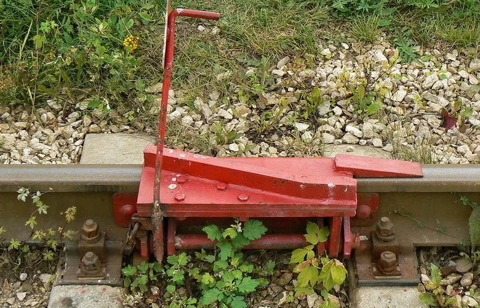 Why do you need a device to throw trains off the rails? - Railway, Device, Rails, Wit, Brake shoe, Interesting, Longpost, A train, Video