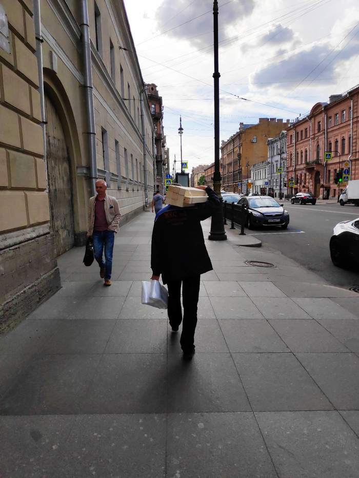 Шёл за ним и очковал