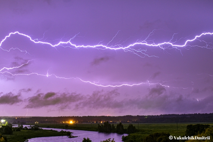 Что-то давненько не было хороших ночных гроз на западе Подмосковья. Но на этой неделе вполне такая вероятность есть. Фото грозы 13 июня