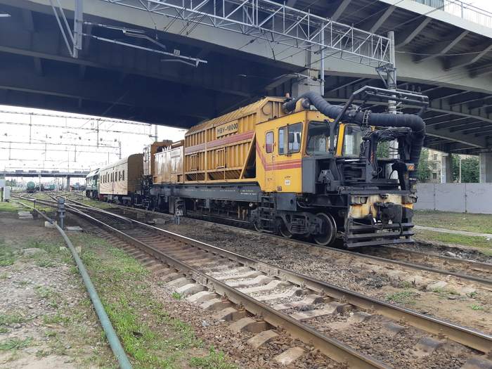 Track vacuum cleaning machine MVU-18000 under the bridge (overpass) of Stachek Avenue - My, A train, Track machine, Saint Petersburg, The photo