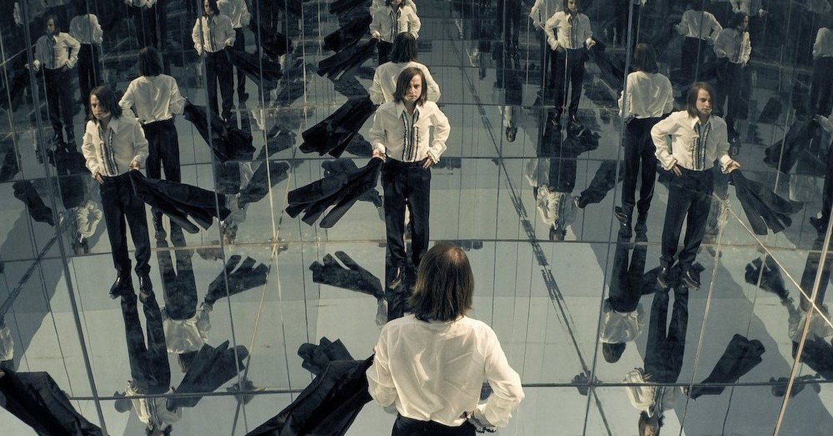 Отражение жизни 3. Зеркальная комната да Винчи. Солярис 1972 зеркальная комната. Человек в зеркальной комнате. Много зеркал.