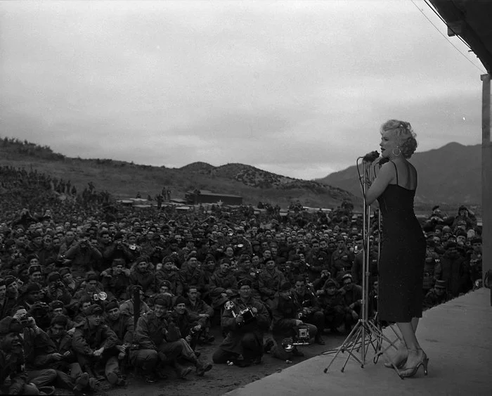 Gorgeous Marilyn. Korea - February 1954 - Marilyn Monroe, Celebrities, Cinema, Black and white photo, US Army, Корея, 1954, Story, Longpost
