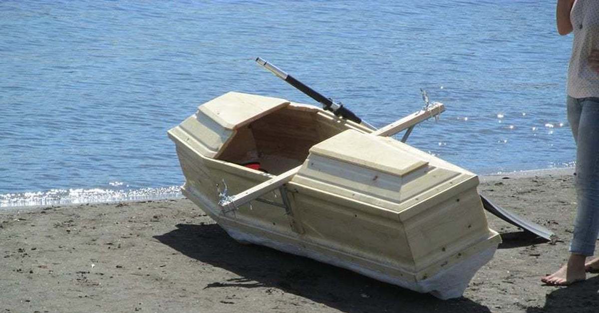 Coffin boat. коффин ван пис. дракуль михоук корабль. плавающие гробы. Coffin boat.