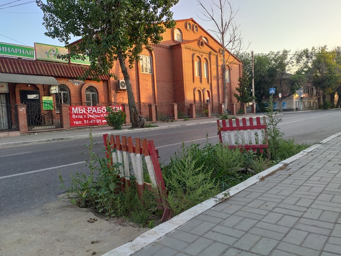 В Астрахани такой дефицит асфальта! Астрахань, Российские дороги, Клумба, Яма, Длиннопост