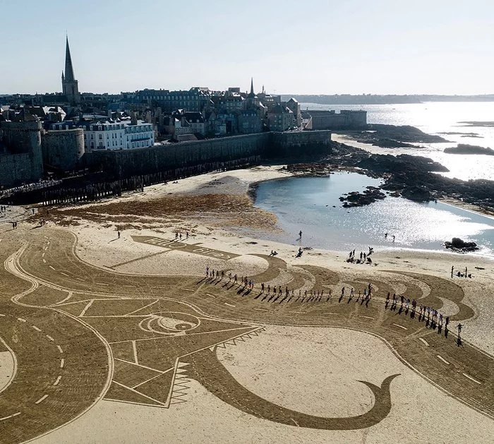 On the beach in Saint-Malo, Brittany / Saint-Malo, Bretagne, France - Brittany, France, Beach, Drawing in the sand, The photo