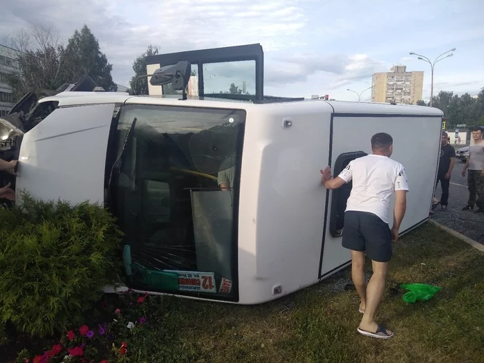 Road accident in Chelny: a minibus with people overturned in a collision with a foreign car - Road accident, Crash, Naberezhnye Chelny, Negative, Traffic rules, Road, Video, Longpost