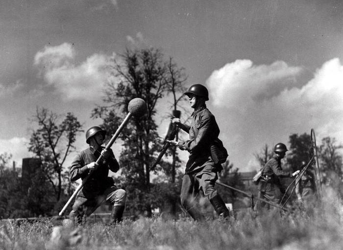 The infantry was trained to fight. - Three-line, Infantry, The Great Patriotic War