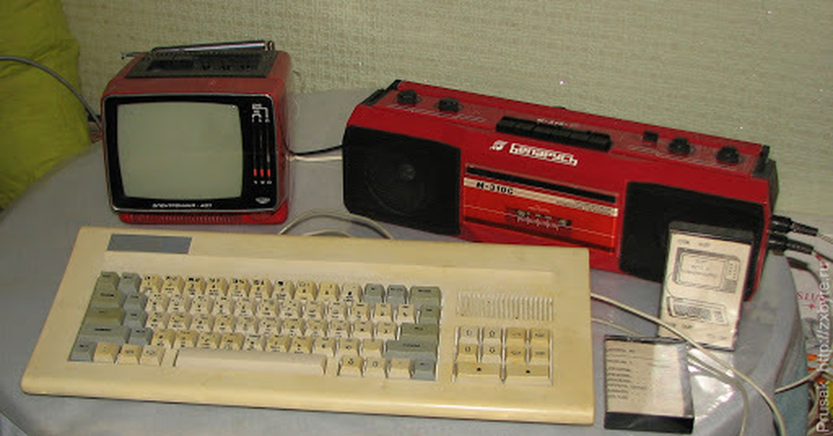 Игра магнитофон. Игровая приставка Спектрум. Игровая приставка Спектрум 90. ZX Spectrum с магнитофоном. Компьютер Спектрум ZX С кассетами.