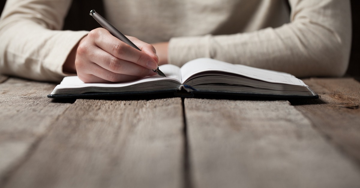 Книги больше не пишут. Поэт сочиняет. Человек пишет книгу. Книги больше не пишут. Писать стихи.