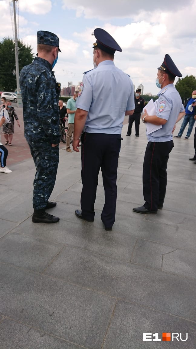 В Екатеринбурге у полиции отбили активиста, вышедшего в поддержку Фургала - Екатеринбург, Хабаровск, Сергей Фургал, Митинг, Длиннопост, Политика