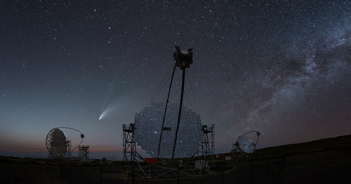 Два телескопа. Телескоп NEOWISE. Комета в телескоп. Комета неовайз 24 июля 2020. Телескопы наблюдения с земли астрономические станции.