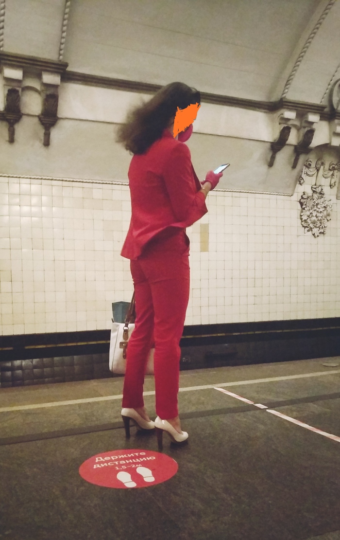 Современная красная шапочка в метро