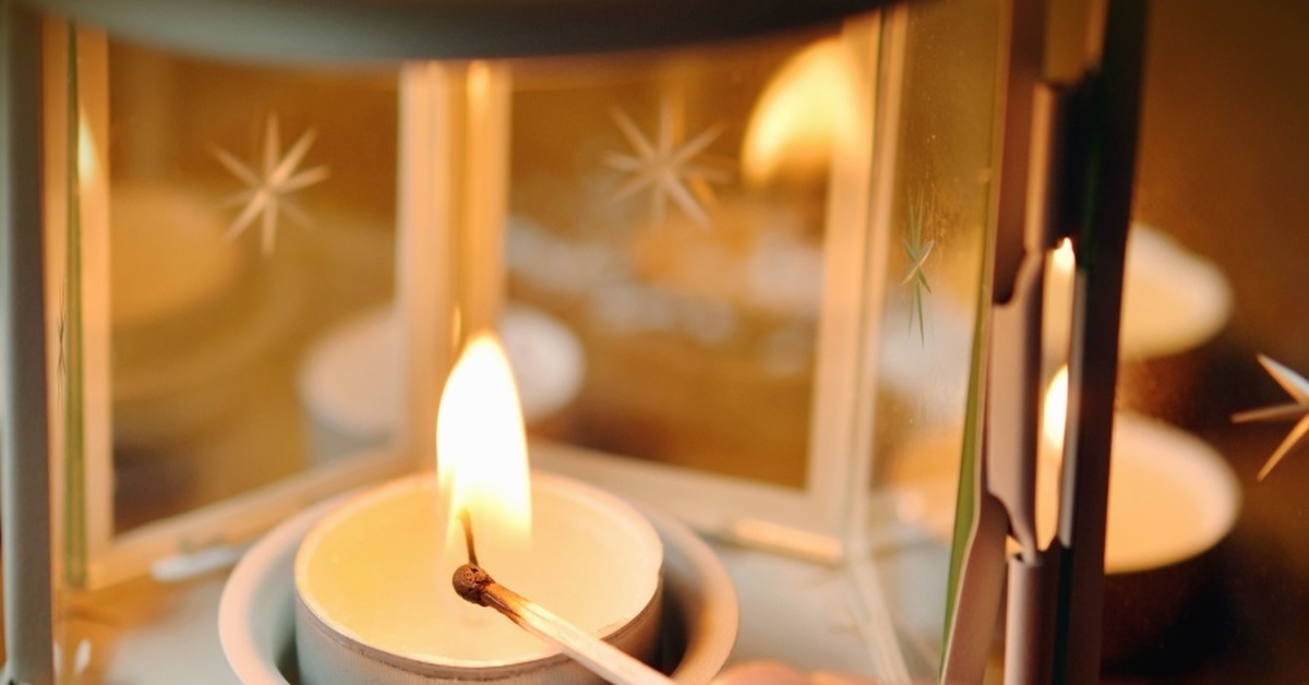 Зажгем свечи. Интересные свечи. Зажженная свеча. Зажженная чайная свеча. Зажженные уютные свечи.