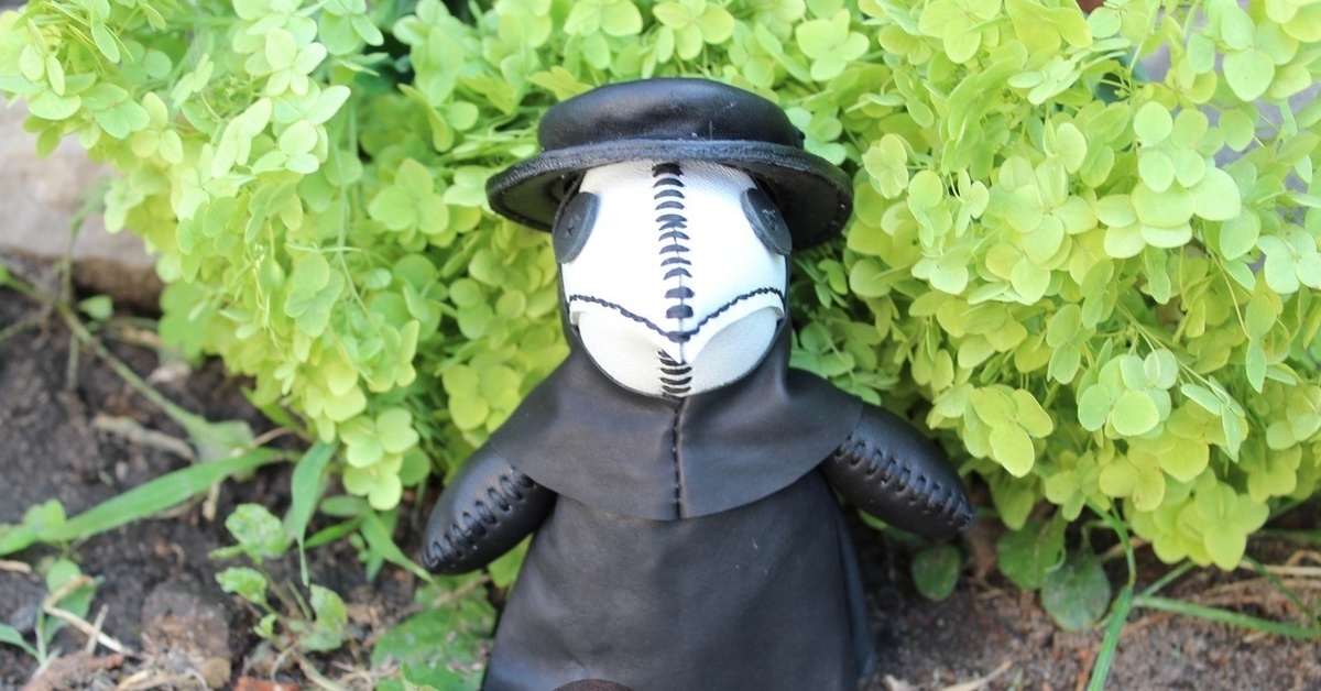 Чумной доктор из кожи кукла. Чумной доктор девушка из тик тока. Чумной доктор полимерная глина. Чумной доктор маска. Чумной доктор игрушка.