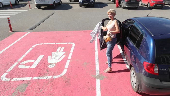 В Управлении ГИБДД Казани потребовали вернуть прежнюю разметку с розовой парковки - Авто, Длиннопост, Гаи, Казань, Розовый, Женщина за рулем, Парковка
