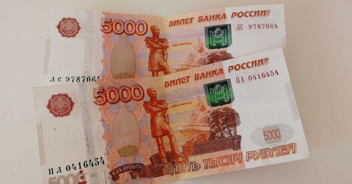 10 000 рублей август. 10 Тысяч рублей. Десять тысяч рублей. 10000 Руб фото. Деньги десять тысяч.