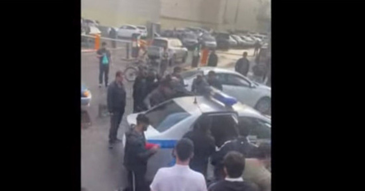 Нападение на торговый центр в москве. Толпа мигрантов напала на полицейских в Москве. Мигрантов в полицейский машина. Мигранты напали на полицейских тёплый стан. Метро.напали на полицию таджики.