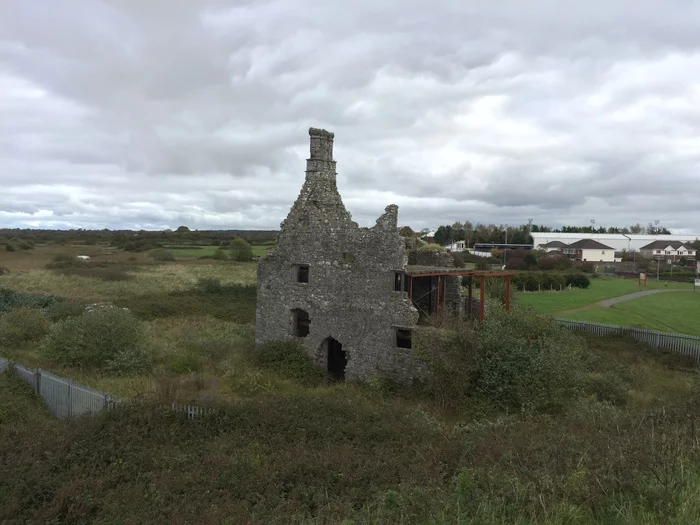 Lonely castle ruins somewhere on the outskirts of Galway - My, Ireland, Lock, Middle Ages, Ruin, Castle ruins, The photo, Longpost