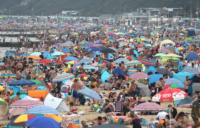 On the hottest day in the UK in 17 years... - Great Britain, Heat, Beach, Vacationers, The photo, Longpost