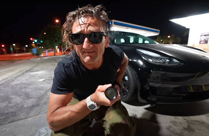 Casey Neistat and a flashlight. I love this vlogger - Casey Neistat, Flashlight, Cudgel, Self defense