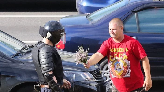 When I wanted to say thank you for the “strong hand” - Politics, Republic of Belarus, the USSR, Riot police, Protests in Belarus, Flowers, Detention, The photo