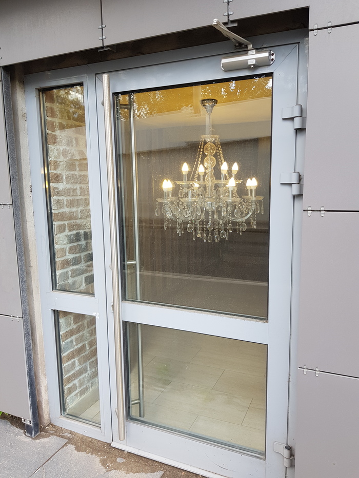 При входе/выходе берегите голову