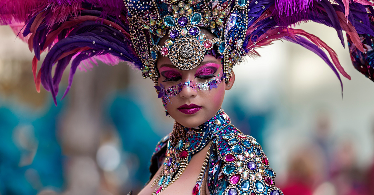 Девушка карнавал. Карнавал в Бразилии. Бразильский карнавал маски. Маскарад в Бразилии. Бразильский карнавал костюмы.