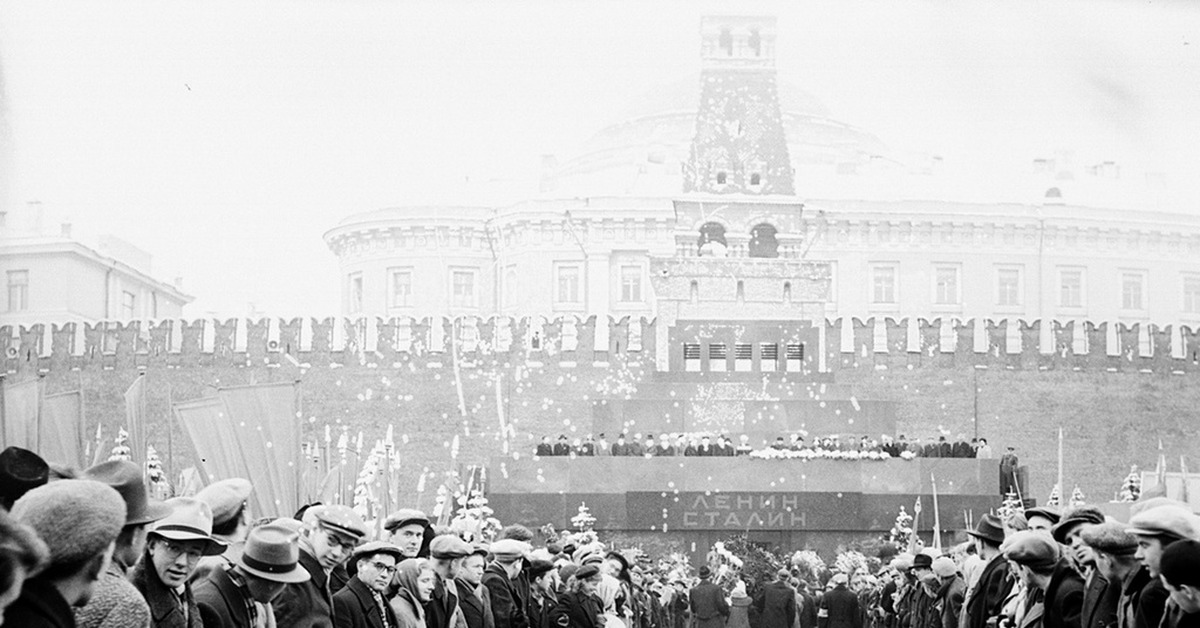 Март 1954 г. Москва СССР 1933. СССР чб фото масштабные на площади. День города 200 лет исторические снимки\.