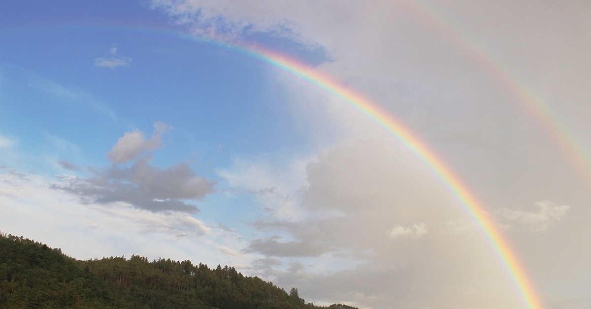 White rainbow. Радуга с облаками. Радуга из облака. Форма радуги. Радуга в форме круга.