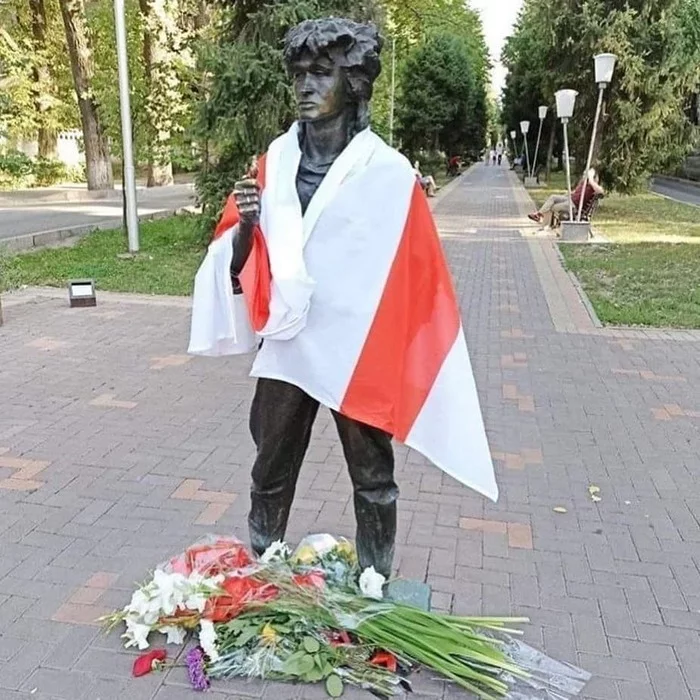 Reply to the post “A monument to Viktor Tsoi was unveiled in St. Petersburg” - Viktor Tsoi, Monument, The photo, Republic of Belarus, Kazakhstan, Reply to post, Politics