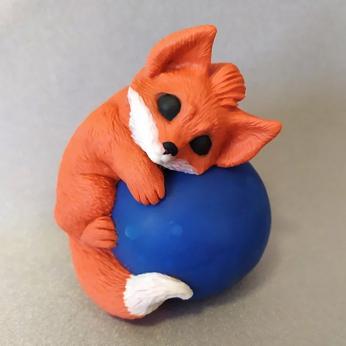 Fox, sneeze and christmas wreath - My, Figurine, Fox, Christmas, Chihuahua, Polymer clay, Needlework without process, Handmade, Longpost, Figurines