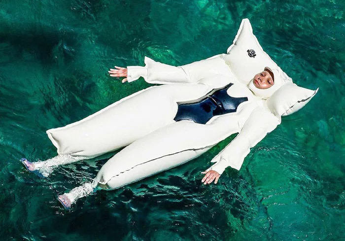 Across the seas, across the waves... - Inflatable mattress, Swimming, From the network, Costume, Water, Lies