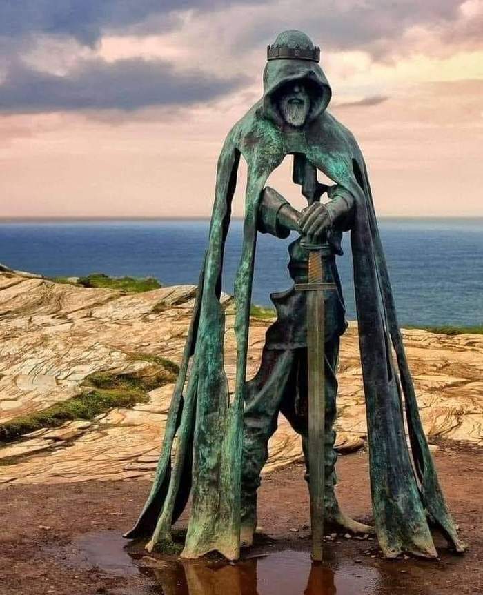 Статуя Короля Артура на острове Тинтагель, графство Корнуолл, Англия! Король Артур, Скульптура, Корнуолл, Англия, Остров, Король, Легенда, Меч короля Артура