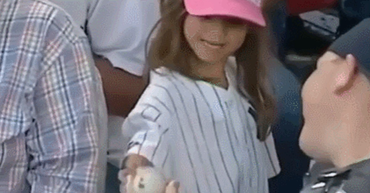 Cuteness - Sport, Baseball, Mlb, Болельщики, Children, Ball, Milota, Gratitude, GIF