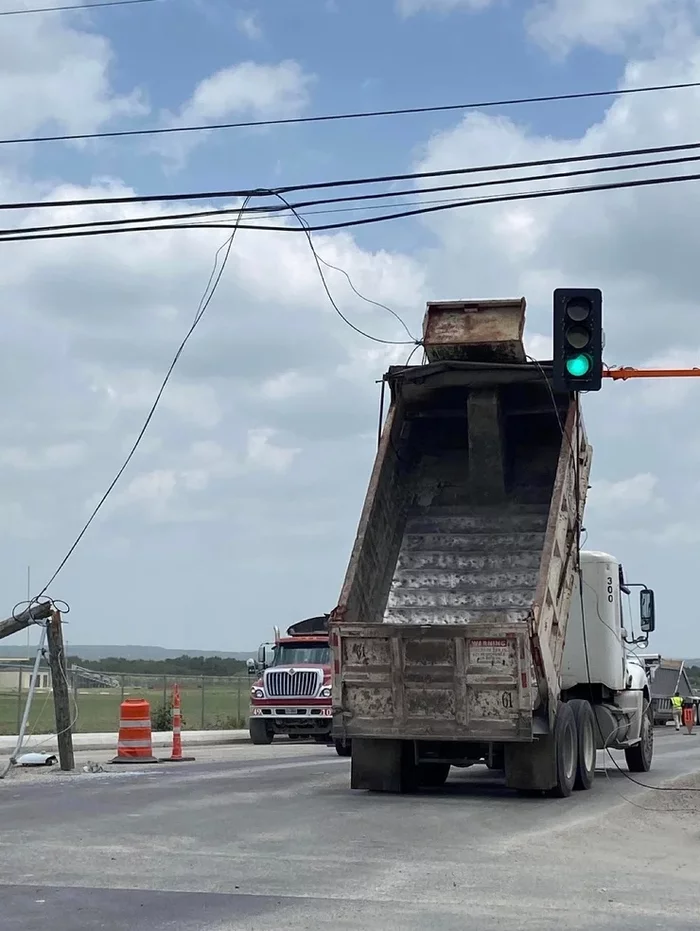 Takeoff delayed... - Humor, It happens, Auto, Road accident, Body, Traffic lights, The wire, Hooked